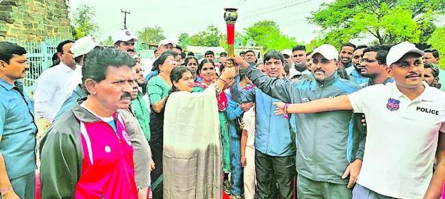 చదువుతోపాటు క్రీడల్లోనూ రాణించాలి