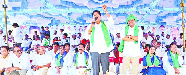 రాష్ట్రాన్ని దోచుకుంటున్న కూటమి నేతలు