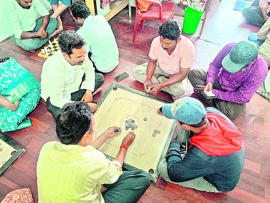 హోరాహోరీగా చెస్‌, క్యారమ్‌ పోటీలు