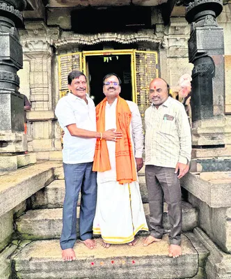 ఉమామహేశ్వరుడికి శ్రీశైలం నుంచి పట్టువస్త్రాలు 