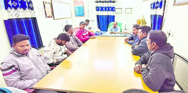 మహిళా ఉద్యోగులకు షిఫ్ట్‌లు నిలిపివేయాలి