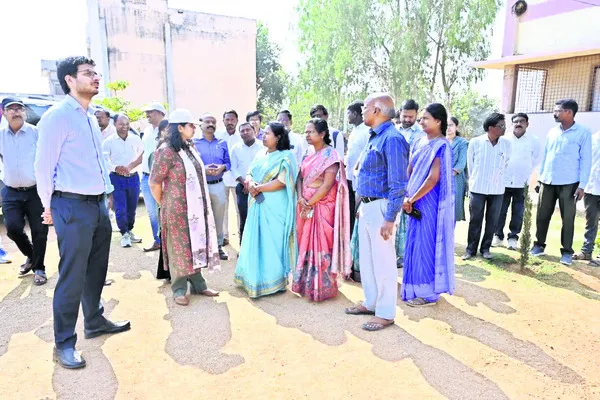 సిబ్బంది సమయపాలన పాటించాలి 