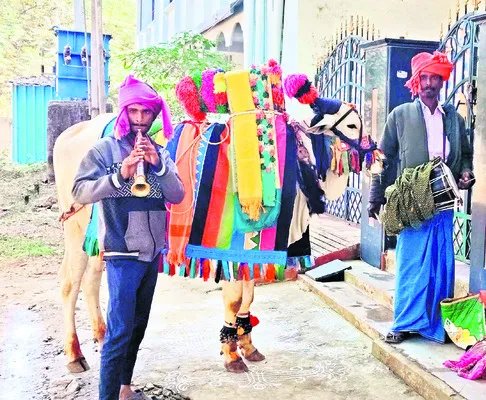 40 ఏళ్లుగా గంగిరెద్దులతోనే జీవనం..