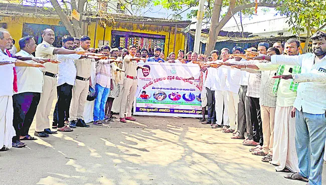 రోడ్డు భద్రతా నియమాలు తప్పనిసరి 