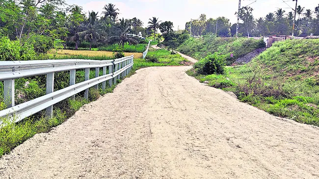 రైల్వే స్థలంలో రోడ్డు నిర్మాణం 