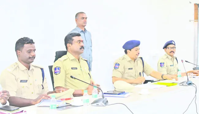 ట్రాఫిక్‌ నియమాలు బాధ్యతగా పాటించాలి 