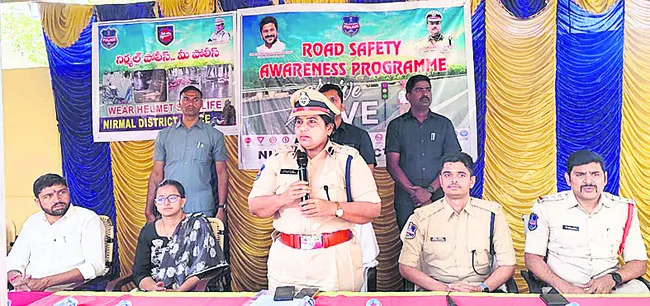 రోడ్డు భద్రత నియమాలు పాటించాలి
