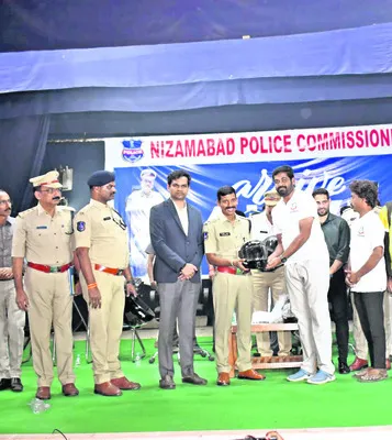 కుటుంబ భద్రతకు భరోసా ఇవ్వాలి 