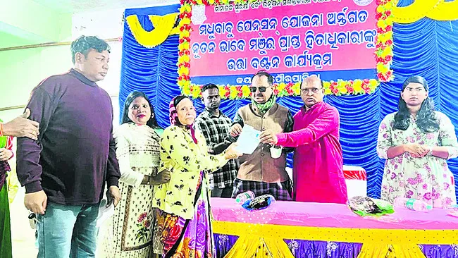 అభివృద్ధి పనుల్లో  ఎమ్మెల్యే బాహిణీపతి 