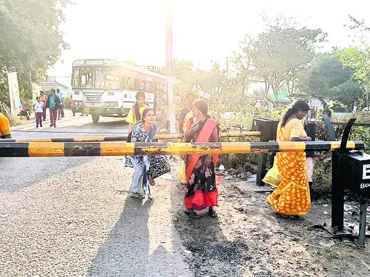 రైల్వేగేట్‌ను ఢీకొట్టిన ట్రాలీ 