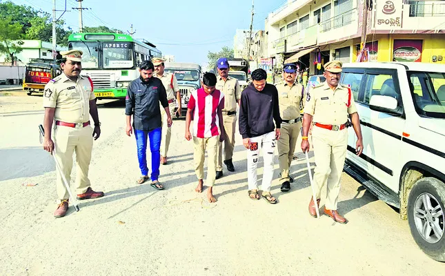 గంజాయి బ్యాచ్‌కు నడిరోడ్డుపై కౌన్సెలింగ్‌ 