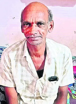 రోడ్డు ప్రమాదంలో చిరువ్యాపారి మృతి