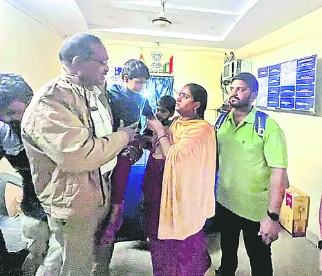 తల్లిదండ్రుల చెంతకు బాలుడు