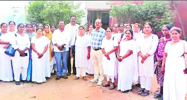 సచివాలయ ఉద్యోగుల సమస్యలు పరిష్కరించాలి