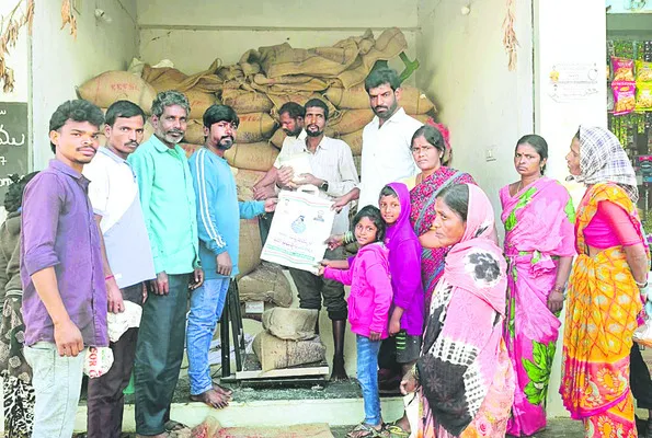 రేషన్‌ దుకాణాల్లో ప్రధాని ఫొటో పెట్టాలి 