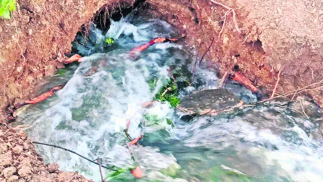 సిరిపురం  మేజర్‌ కాల్వకు బుంగ 
