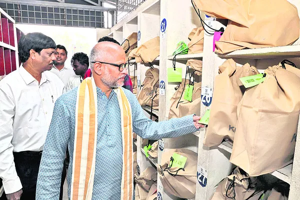 లగేజీ కౌంటర్‌ తరహాలో పాద రక్షల కౌంటర్లు 