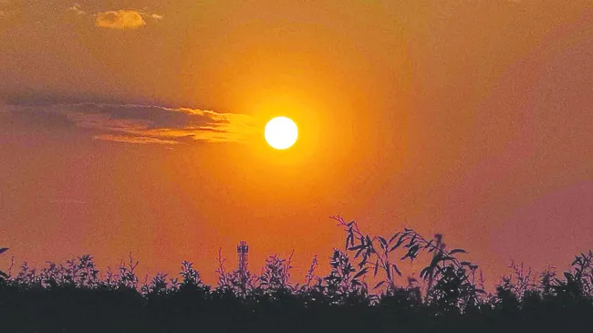 బంగారు వర్ణంలో భానుడు 