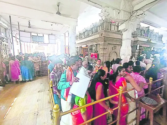 రత్నగిరిపై భక్తుల రద్దీ