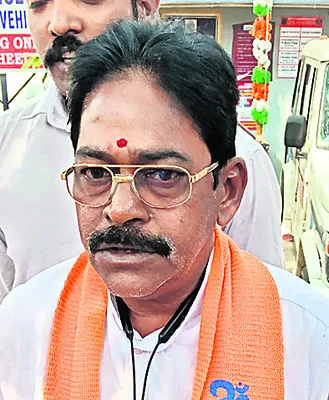 తాళం వేయడంపై ఆగ్రహం 
