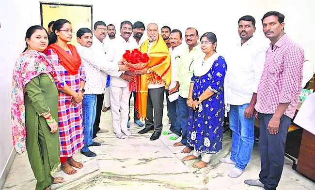 ఫార్మసీ ఆఫీసర్ల సమస్యలు పరిష్కరించాలి