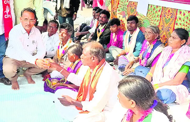 ఆదివాసీల నిరసన దీక్ష విరమణ