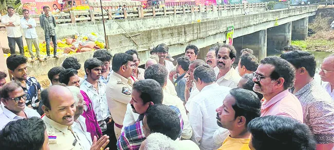 రాజకీయ ఫ్లెక్సీల ఏర్పాటుపై గరం గరం