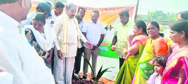 పెద్దమ్మతల్లికి  భోగి పండ్లతో అభిషేకం