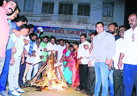 ప్రజా వ్యతిరేక విధానాలపై వినూత్న నిరసన 