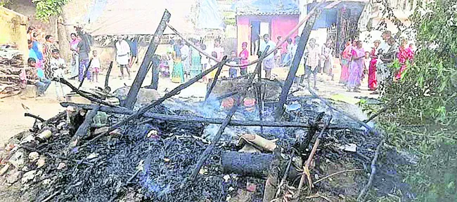 విద్యుత్‌ షార్ట్‌ సర్క్యూట్‌తో పూరి గుడిసె దగ్ధం 