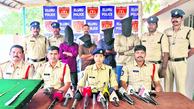 వృద్ధులే టార్గెట్‌.. బంగారు ఆభరణాల దోపిడీ 