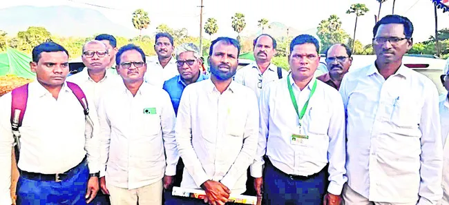 ఆదివాసీలంతా కలిసిగట్టుగా ఉండాలి 