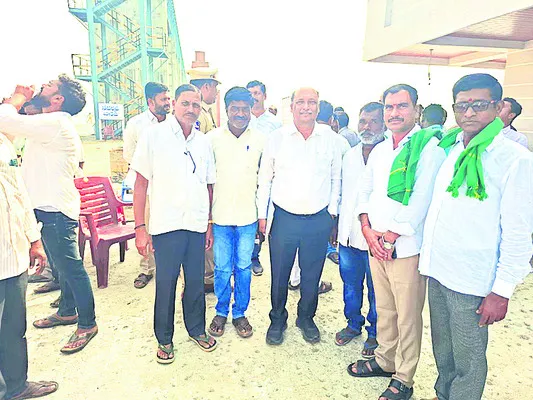 మంత్రిని కలిసిన  సదర్మాట్‌ రైతాంగం
