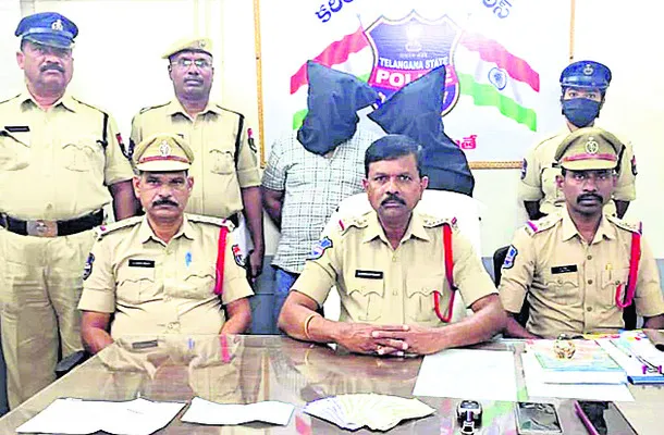 వీడియోలు తీసి.. బ్లాక్‌మెయిల్‌ చేసి..