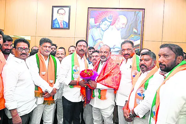 కమలం కన్ను!