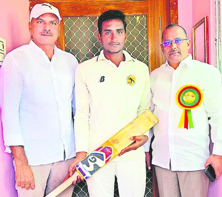 వర్సిటీ క్రికెట్‌ జట్టులో కృష్ణవేణి విద్యార్థి 