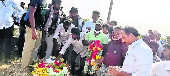 పండగ పూట.. వారి ఇంట విషాదం