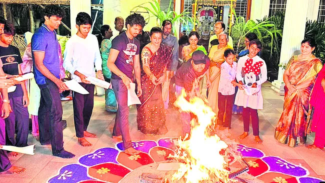 వైద్య కళాశాలల ప్రైవేటీకరణ ప్రతులతోనే భోగి మంటలు