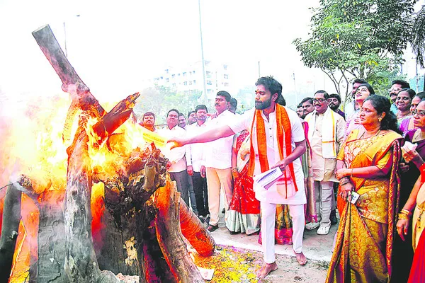 మెడికల్‌ కాలేజీల ప్రైవేటీకరణ దుర్మార్గం