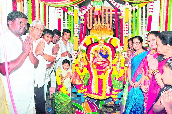 వైభవంగా ఊంజల్‌ సేవ