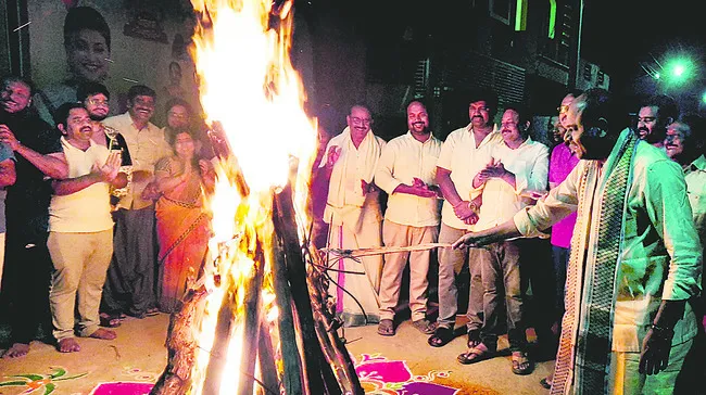 రెడ్‌బుక్‌ పాలనతో జీవితాలు చిన్నాభిన్నం 