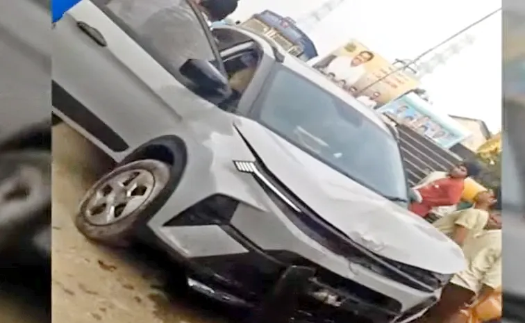 Palnadu District: Sub Inspector Hit The Two Bikes With His Car