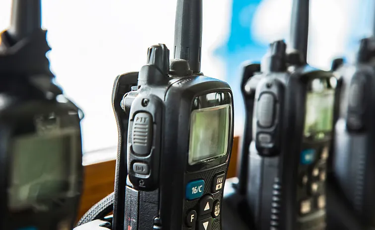 అక్రమ వాకీ-టాకీల అమ్మకాలు, ఈ కామర్స్‌ సంస్థలకు షాక్‌ 