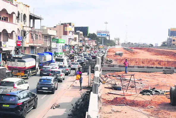 హైవేపై వాహనాల దారి మళ్లింపు