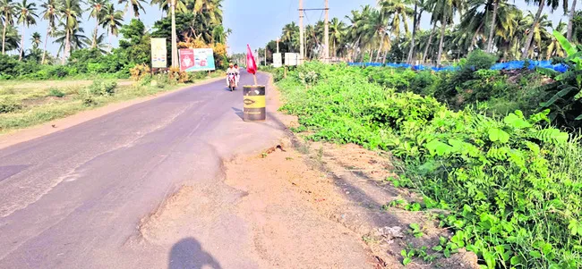 కుంగుతున్న రోడ్లు.. నిత్యం ప్రమాదాలు 