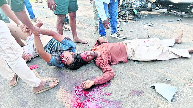 రోడ్డు ప్రమాదంలో ముగ్గురికి గాయాలు 