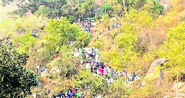 పోటెత్తిన భక్తజనం 