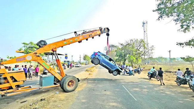రోడ్డు ప్రమాదంలో ఆరుగురికి గాయాలు