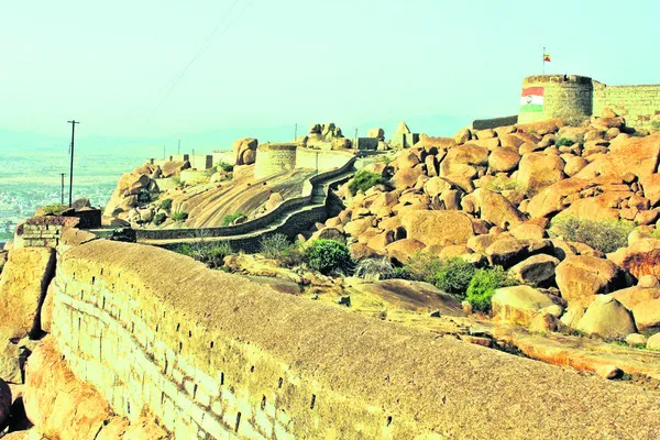 గనినాడులో మళ్లీ రాజకీయ వేడి