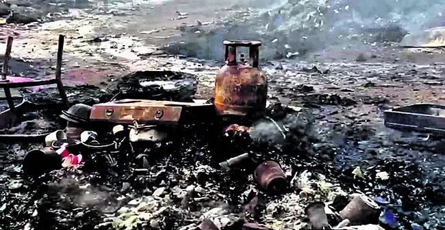 అక్రమ వలసదారుల షెడ్‌లో పేలిన సిలిండర్‌ 